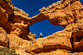 Vereinigte Staaten, Utah, Escalante, Älterer Wanderer sitzt auf einem Sandsteinvorsprung