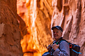 Vereinigte Staaten, Utah, Escalante, Älterer Wanderer erkundet Felsformationen im Kodachrome Basin State Park in der Nähe des Escalante Grand Staircase National Monument