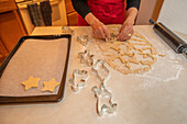 Frau backt Weihnachtsplätzchen in der Küche