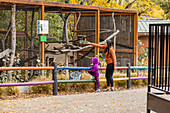 Mutter und Tochter (6-7) besuchen den Zoo von Boise