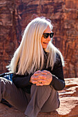 Lächelnde ältere Frau sitzend im Zion National Park