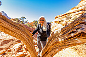 USA, Utah, Zion-Nationalpark, Porträt einer Wanderin