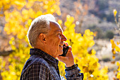 Älterer Mann mit Smartphone im Zion National Park