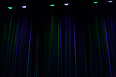 In Grün und Blau beleuchteter Bühnenvorhang