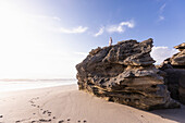 Südafrika, Hermanus, Mädchen (16-17) erkundet Felsformationen am Sopiesklip Strand im Walker Bay Naturreservat