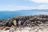 Südafrika, De Kelders, Frau mit Mädchen (16-17) und Junge (8-9) beim Wandern an der Atlantikküste