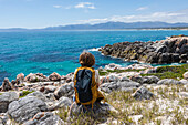 Südafrika, De Kelders, Junge (8-9) mit Blick auf die Atlantikküste