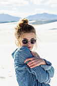 Vereinigte Staaten, New Mexico, White Sands National Park, Jugendliches Mädchen mit Sonnenbrille