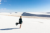 Vereinigte Staaten, New Mexico, White Sands National Park, Teenage girl walking