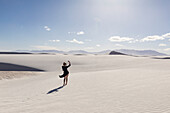 Vereinigte Staaten, New Mexico, White Sands National Park, Mädchen im Teenageralter beim Wandern