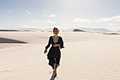 Vereinigte Staaten, New Mexico, White Sands National Park, Lächelndes jugendliches Mädchen