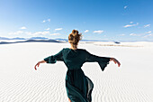 Vereinigte Staaten, New Mexico, White Sands National Park, Teenager-Mädchen tanzt