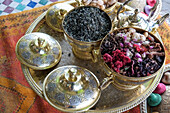 Teeservice mit Kräutern, Blumen und Gewürzen