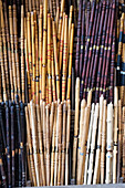 Traditionelle marokkanische Musikinstrumente zum Verkauf in der Medina