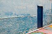 Afrika, Marokko, Bunte blaue Wände und eine alte Tür in einer Gasse in der Medina
