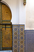 Afrika, Marokko, Traditionell verzierte Türen und Kacheln in der Medina