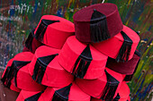 Traditionelle rote Hüte aus Fez zum Verkauf aufgestapelt