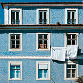 Portugal, Lissabon, Typisches portugiesisches pombales Gebäude mit zum Trocknen aufgehängter Wäsche