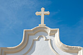 Portugal, Torres Novas, Kreuz auf weißer Kirche gegen blauen Himmel