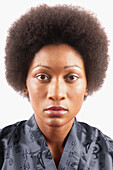 Studio-Porträt einer Frau mit Afro-Haar