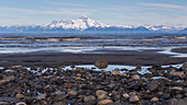 USA, Alaska, Kenai-Halbinsel. Meereslandschaft mit Mount Redoubt und Strand