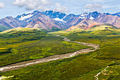 USA, Alaska, Denali-Nationalpark. Berglandschaft mit polychromem Pass