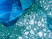 USA, Alaska, Luftaufnahme von zerbrochenen Eisbergen, die in der Nähe der kalbenden Wand des LeConte-Gletschers östlich von Petersburg treiben