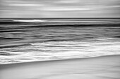 USA, Kalifornien, La Jolla, Abstraktes Bild der sanften Wellen am Marine Street Beach