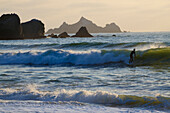 Surfen am Rockaway Beach, Pacifica, Kalifornien, USA