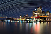USA, Kalifornien, San Francisco. Komposition von Sternenspuren über der Innenstadt