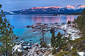 USA, Kalifornien, Lake Tahoe. Überblick über den See bei Sonnenaufgang