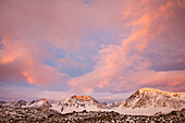 USA, Kalifornien, Sierra Nevada-Gebirge. Sonnenaufgang über Bergen