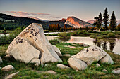 USA, Kalifornien, Yosemite-Nationalpark. Lembert Dome und Tuolumne River Landschaft