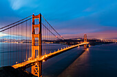 Frühmorgendlicher Verkehr auf der Golden Gate Bridge in San Francisco, Kalifornien, USA (Großformatige Bilder verfügbar)