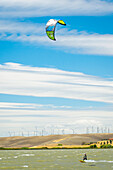 USA, Kalifornien, Rio Vista, Sacramento Flussdelta. Kiteboarder.