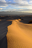 USA, Kalifornien, Death Valley National Park, Mesquite Flat Sanddünen bei Sonnenaufgang.