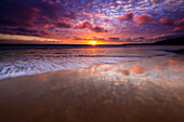 Sonnenuntergang über den Channel Islands vom Ventura State Beach, Ventura, Kalifornien, USA
