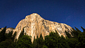 El Capitan in einer sternenklaren Mondnacht (die Stirnlampen der Bergsteiger sind sichtbar), Yosemite National Park, Kalifornien, USA
