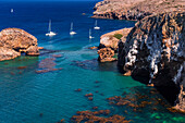 Segelboote in der Scorpion Cove, Santa Cruz Island, Channel Islands National Park, Kalifornien