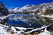 Neuschnee auf dem Mount Abbot vom Long Lake aus, John Muir Wilderness, Sierra Nevada Mountains, Kalifornien, USA