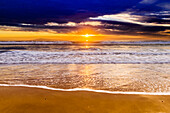 Sonnenuntergang über den Kanalinseln vom San Buenaventura State Beach, Ventura, Kalifornien, USA