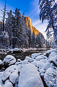 El Capitan über dem Merced River im Winter, Yosemite National Park, Kalifornien, USA.