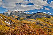 Colorado, Herbst, kurz östlich von Ridgway mit Blick auf die Berge des Rio Grande National Forest und die Courthouse Mountains