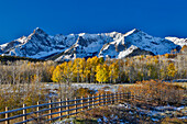 Dallas Mountain und San Juan Mountain Range, Colorado, Herbstfarben und goldglühende Espen mit Holzzaunlinie