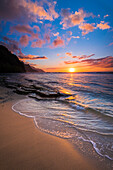 Sonnenuntergang über der Na Pali Küste vom Ke'e Beach, Haena State Park, Kauai, Hawaii, USA