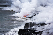 Lavastrom, der in der Morgendämmerung ins Meer fließt, Hawaii Volcanoes National Park, The Big Island, Hawaii, USA