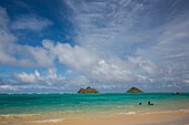 USA, Hawaii, Oahu, Lanikai Beach und Inseln im Hintergrund