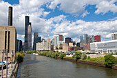 Skyline von Chicago und Fluss mit Blick nach Norden