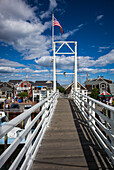 USA, Maine, Ogunquit, Perkins Cove, pedestrian drawbridge