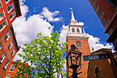 Die Old North Church und die Gaslaterne auf dem Freedom Trail, Boston, Massachusetts, USA